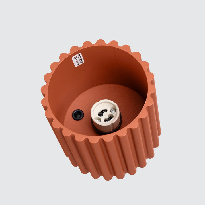Base de lampe cylindrique terracotta avec surface cannelée et douille intégrée luminaire plafonnier aura 1 rouge ochra forme unique inspirée