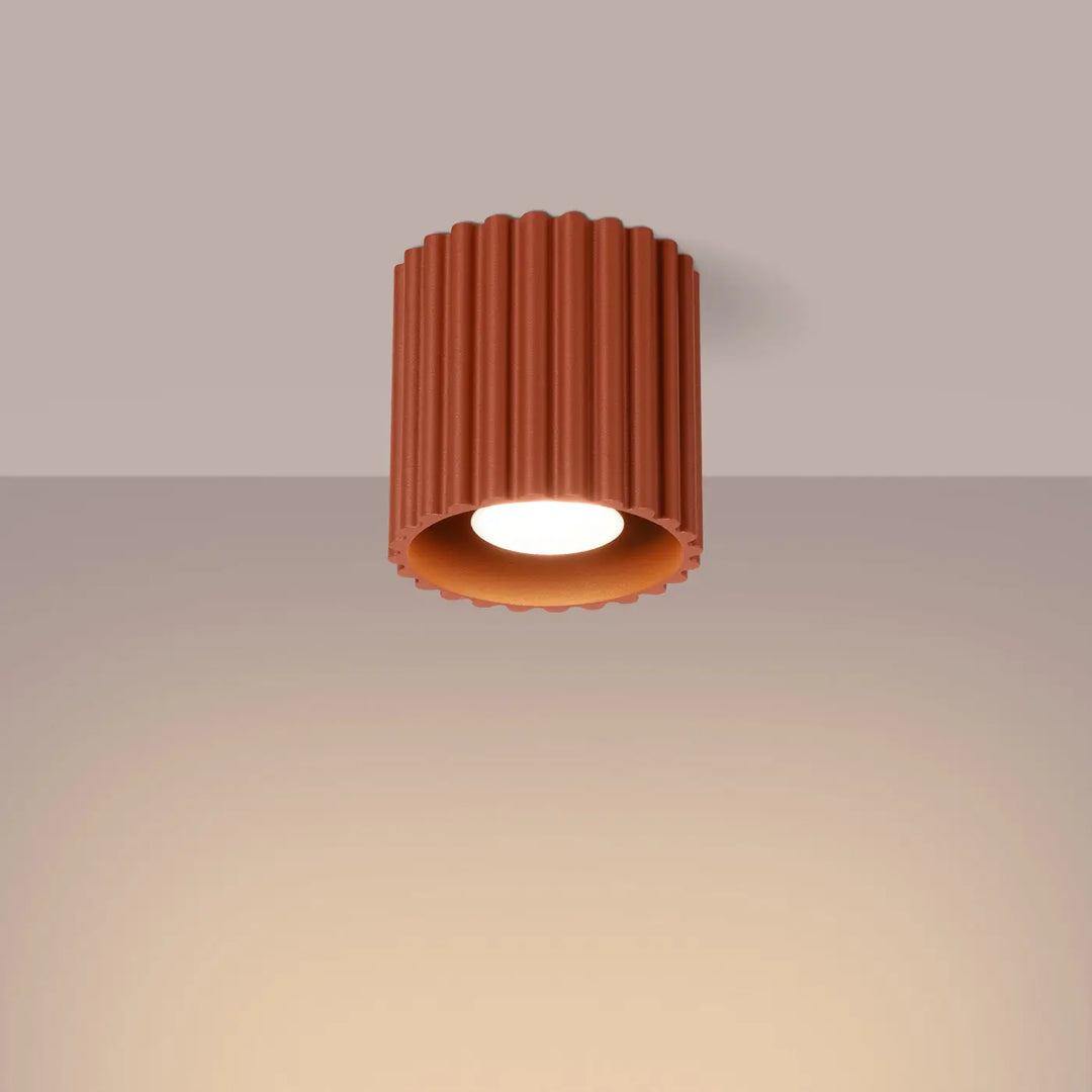Luminaire plafonnier aura 1 rouge ochra en forme unique inspirée avec surface cylindrique terracotta et lumière chaude