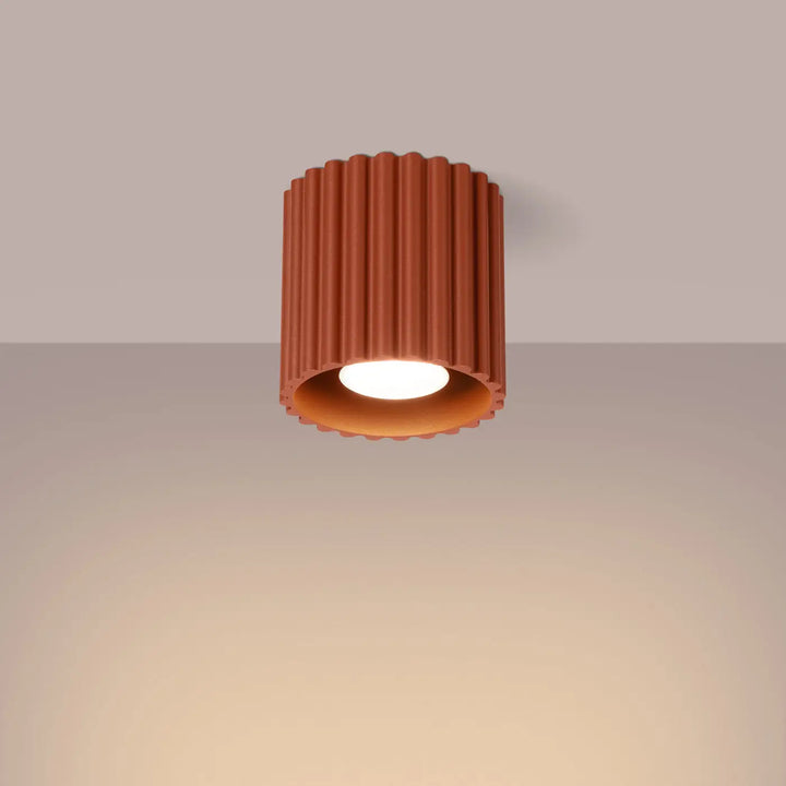 Luminaire plafonnier aura 1 rouge ochra en forme unique inspirée avec surface cylindrique terracotta et lumière chaude