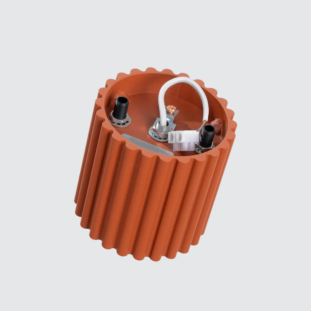 Luminaire plafonnier aura 1 rouge ochra avec dissipateur thermique orange à forme unique inspirée et fixation interne