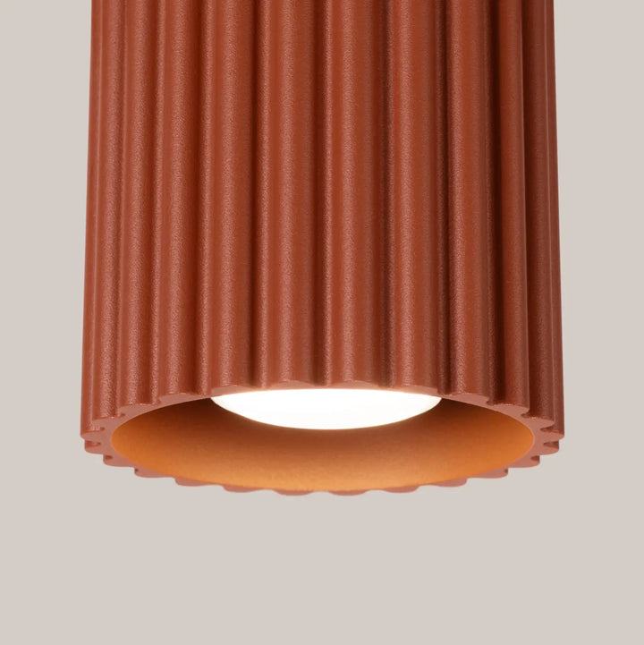 Luminaire plafonnier aura 1 rouge ochra forme unique inspirée en céramique flûtée avec ampoule circulaire chauffée