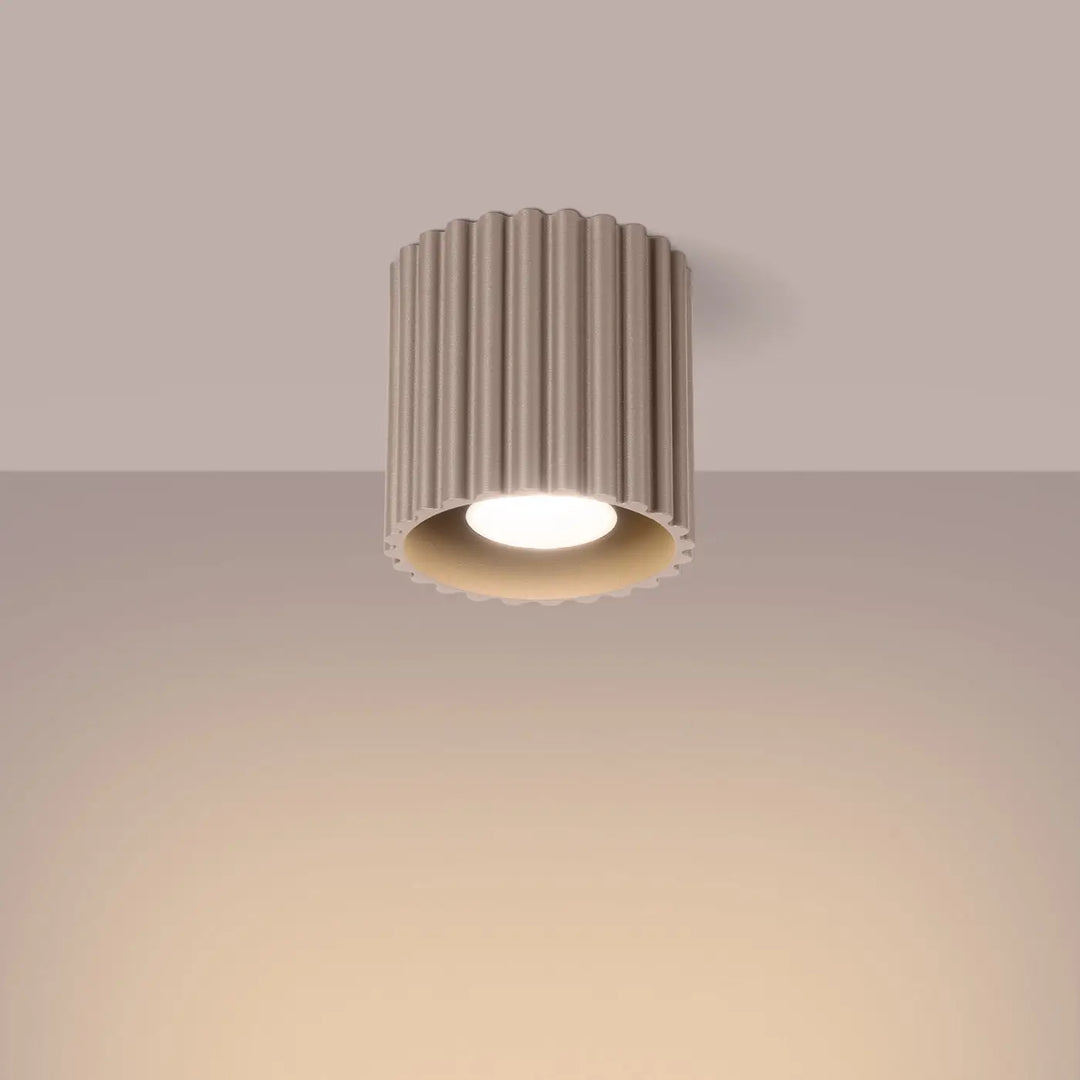 Luminaire plafonnier aura 1 taupe avec abat-jour cylindrique cannelé beige et centre lumineux blanc chaud forme unique inspirée