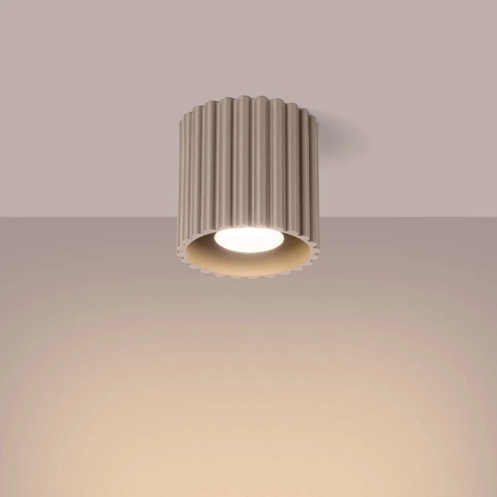 Luminaire plafonnier aura 1 taupe avec abat-jour cylindrique cannelé beige et centre lumineux blanc chaud forme unique inspirée