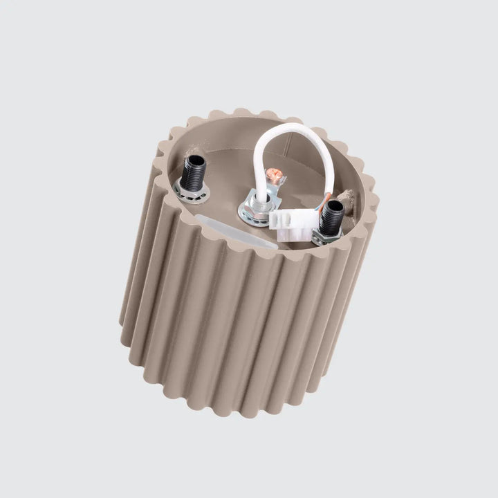 Beige luminaire plafonnier aura 1 taupe avec dissipateur cylindrique nervuré forme unique inspirée et câblage interne