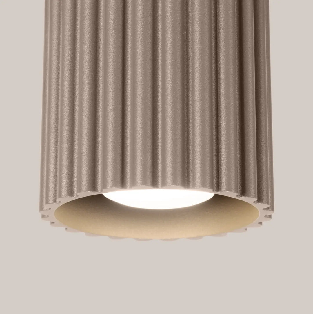Luminaire plafonnier aura 1 taupe avec forme unique inspirée cylindrique en métal texturé et led blanc chaud intégré