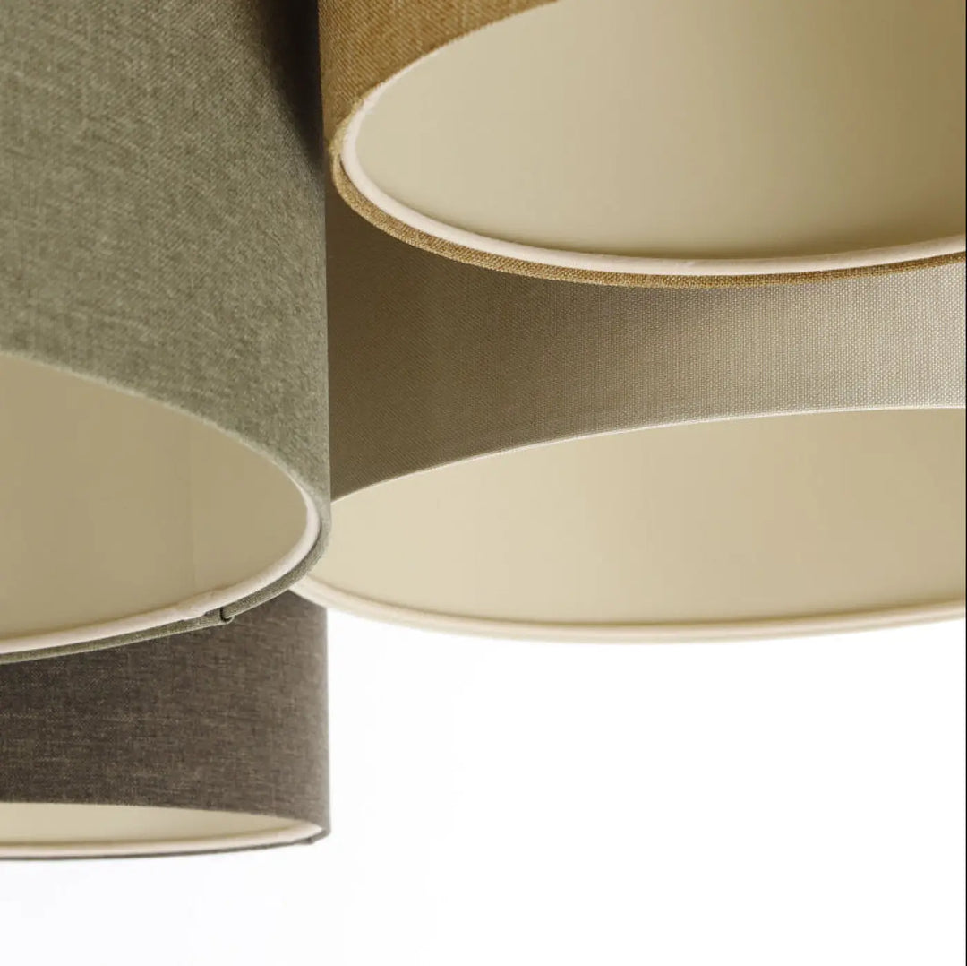 Luminaire plafonnier 4flames boho elegant avec abat-jours en tissu texturé tons terre naturels et intérieur beige doux