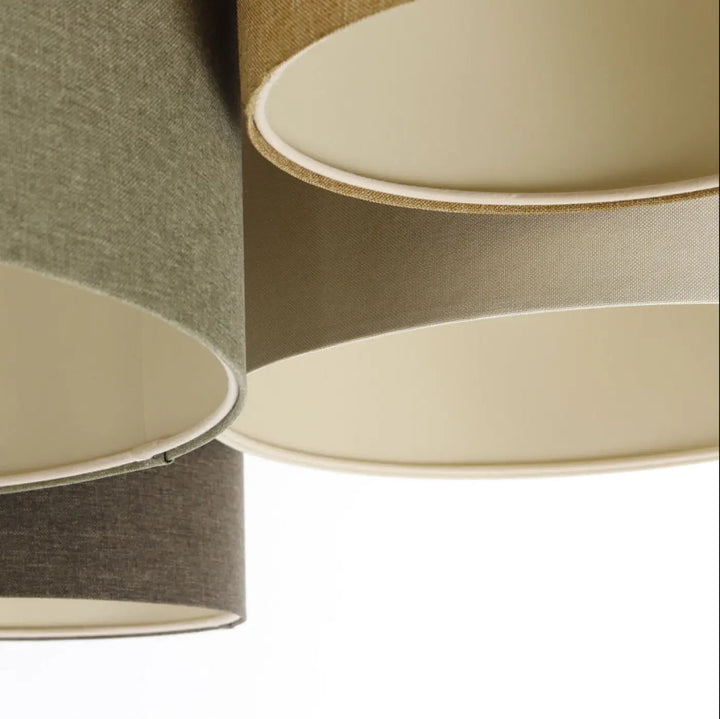 Luminaire plafonnier 4flames boho elegant avec abat-jours en tissu texturé tons terre naturels et intérieur beige doux