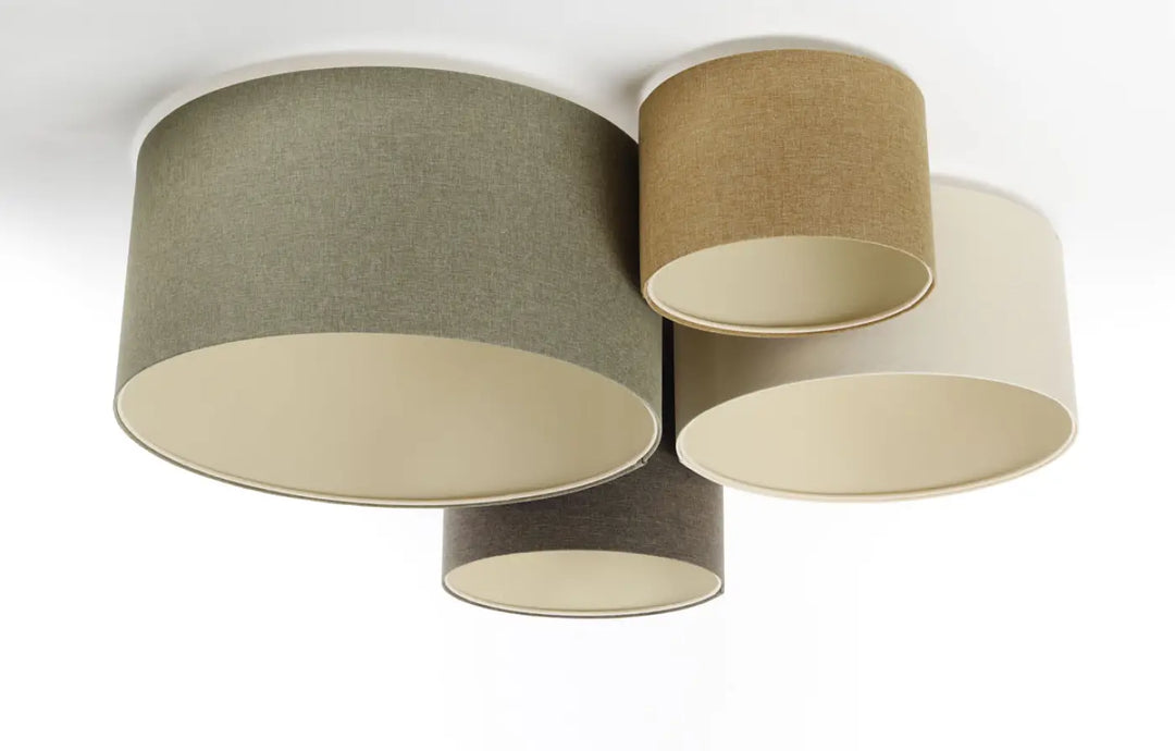 Luminaire plafond avec quatre abat-jours cylindriques en tissu naturel beige olive taupe pour un style boho élégant