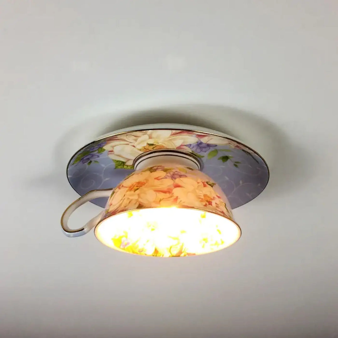 Luminaire plafonnier design ancien en porcelaine avec lumière douce et motifs floraux pastel sur fond lavande
