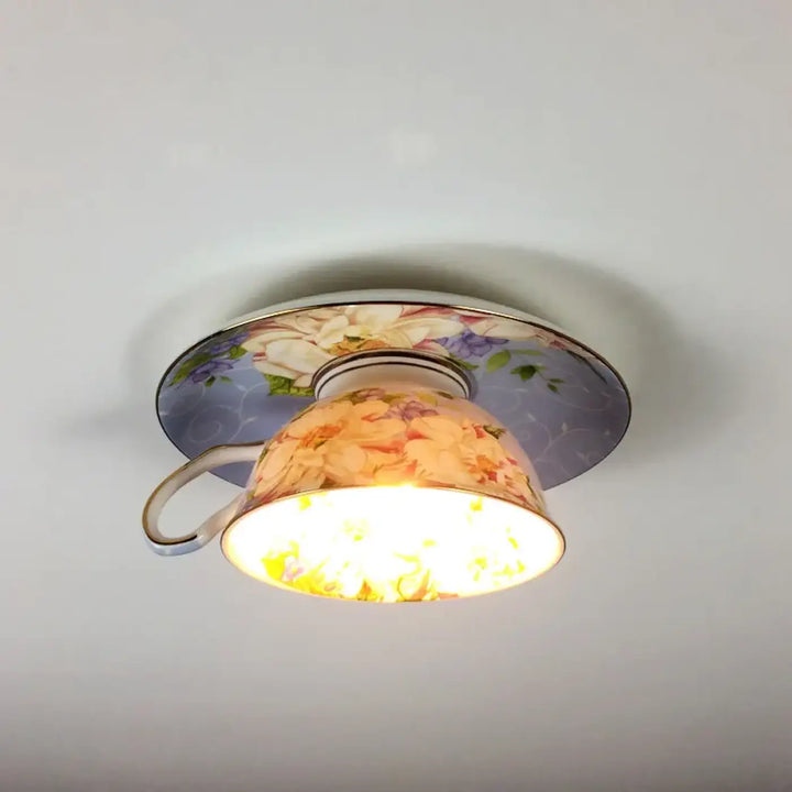 Luminaire plafonnier design ancien en porcelaine avec lumière douce et motifs floraux pastel sur fond lavande