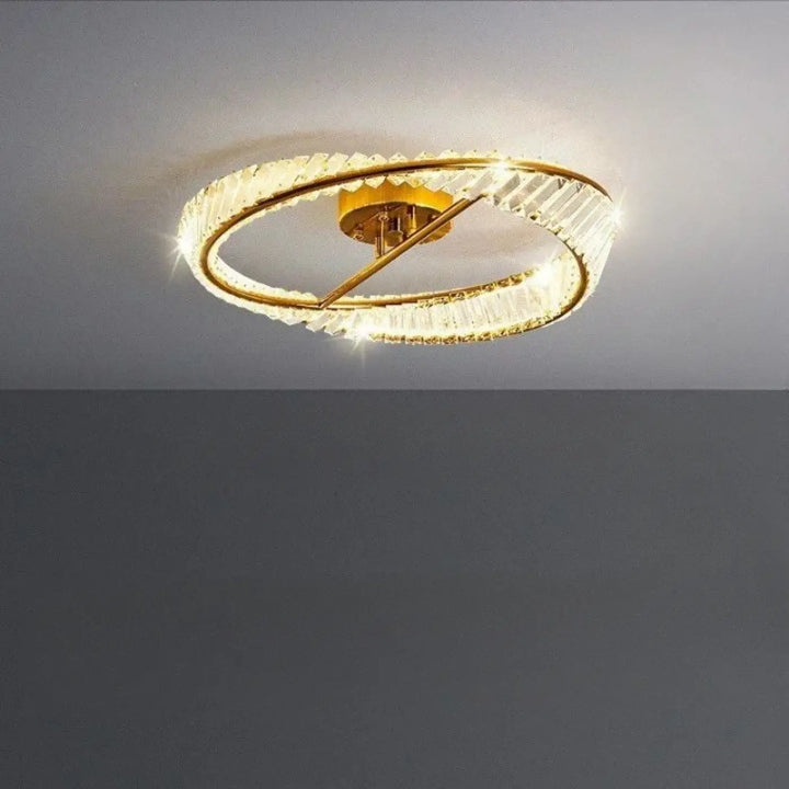 Luminaire plafonnier atlys en métal doré avec deux anneaux concentriques ornés de cristaux facettés design élégant