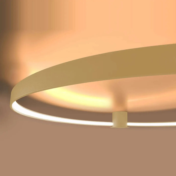Luminaire plafonnier rio 55 doré avec modules led intégrés et design unique émettant une lumière ambiante chaude