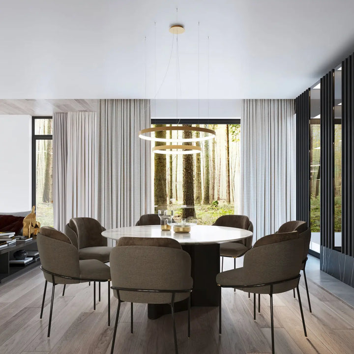 Plafonnier rio design unique doré avec modules led circulaires suspendu au-dessus d’une table à manger moderne