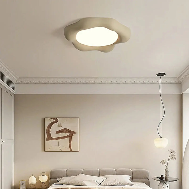Luminaire plafonnier design asymétrique en forme de nuage off-white avec une lumière douce et apaisante