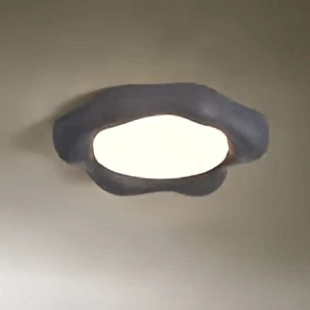 Luminaire plafonnier design asymétrique nuage avec finition noire mate et éclairage blanc diffus doux