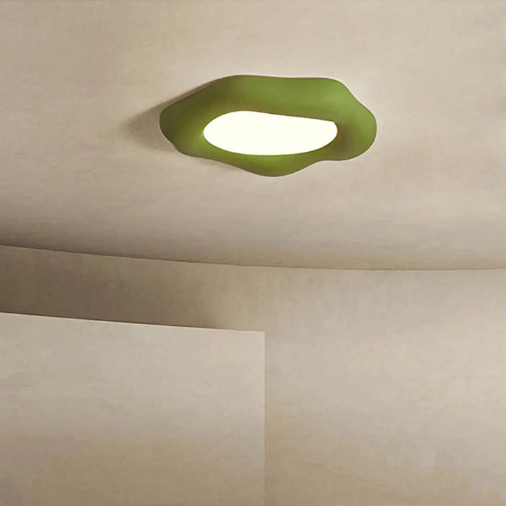 Luminaire plafonnier nuage design asymétrique vert mat avec forme organique ovale et centre lumineux intégré