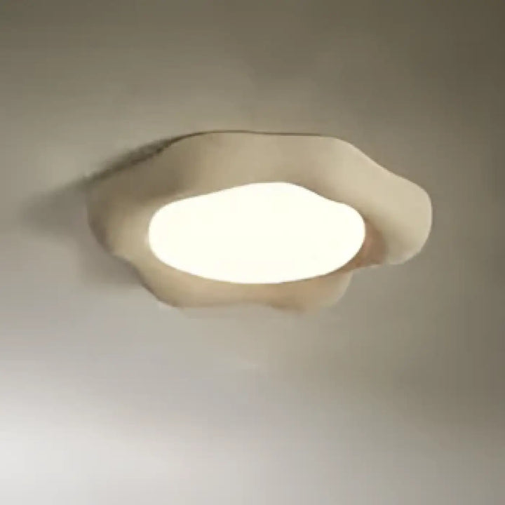 Luminaire plafonnier design en forme de nuage off-white avec une lumière douce et un plafonnier design asymétrique