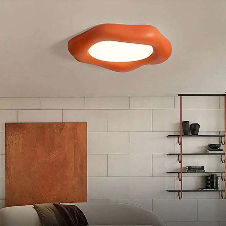 Luminaire plafonnier design orange en forme de nuage avec centre lumineux doux et plafonnier design asymétrique
