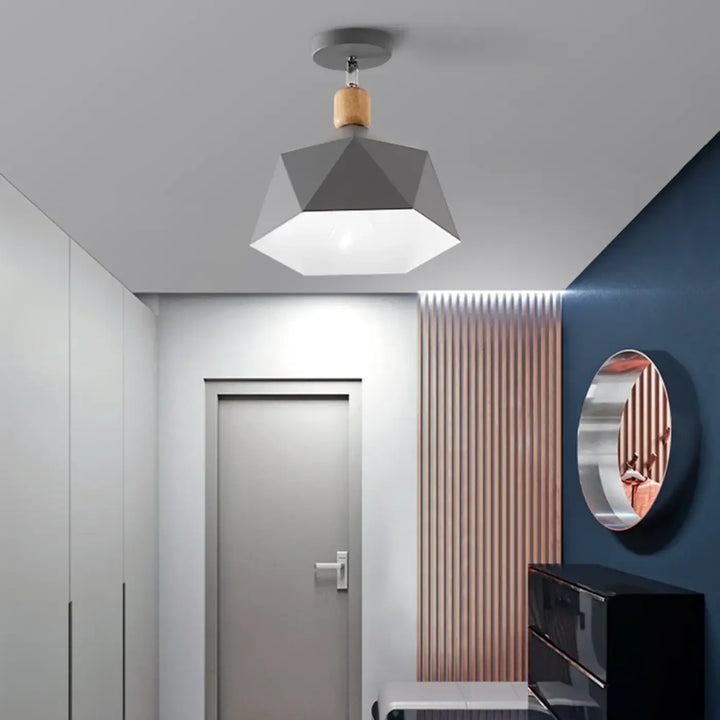 Luminaire plafonnier hexora design géométrique gris avec accent en bois pour un plafonnier design aux lignes modernes