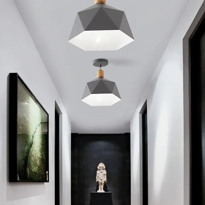 Luminaire plafonnier hexora gris géométrique avec accents en bois pour un plafonnier design aux lignes modernes