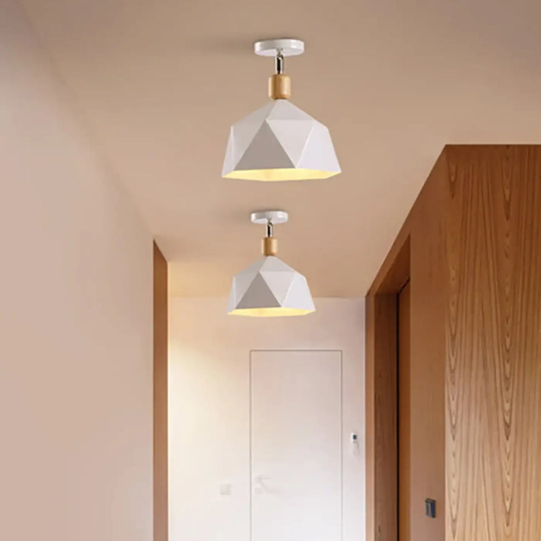 Luminaire plafonnier hexora avec design géométrique blanc mat et accents en bois pour un plafonnier design aux lignes modernes