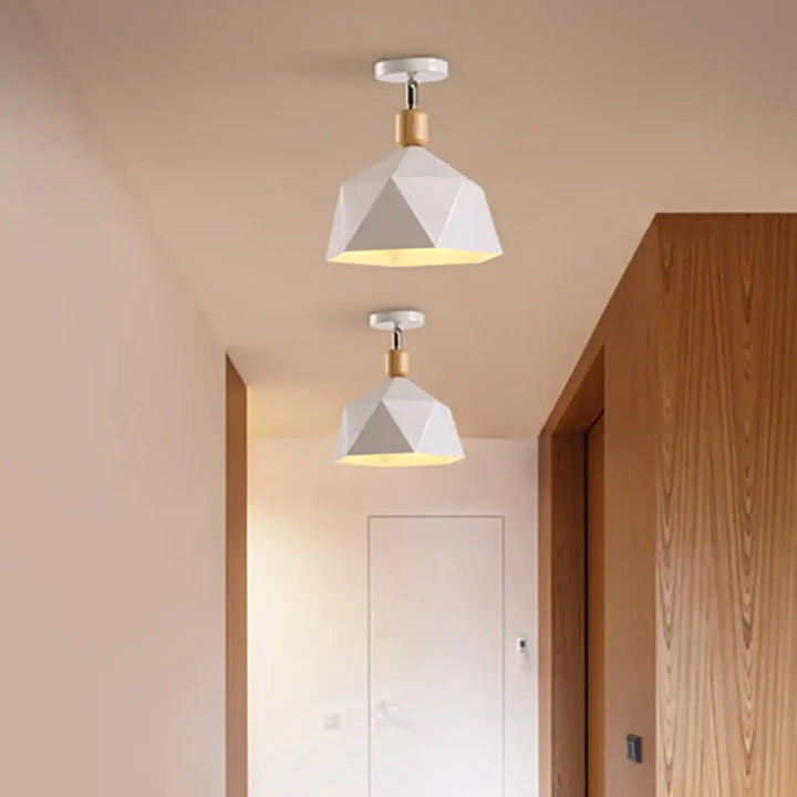 Luminaire plafonnier hexora avec design géométrique blanc mat et accents en bois pour un plafonnier design aux lignes modernes