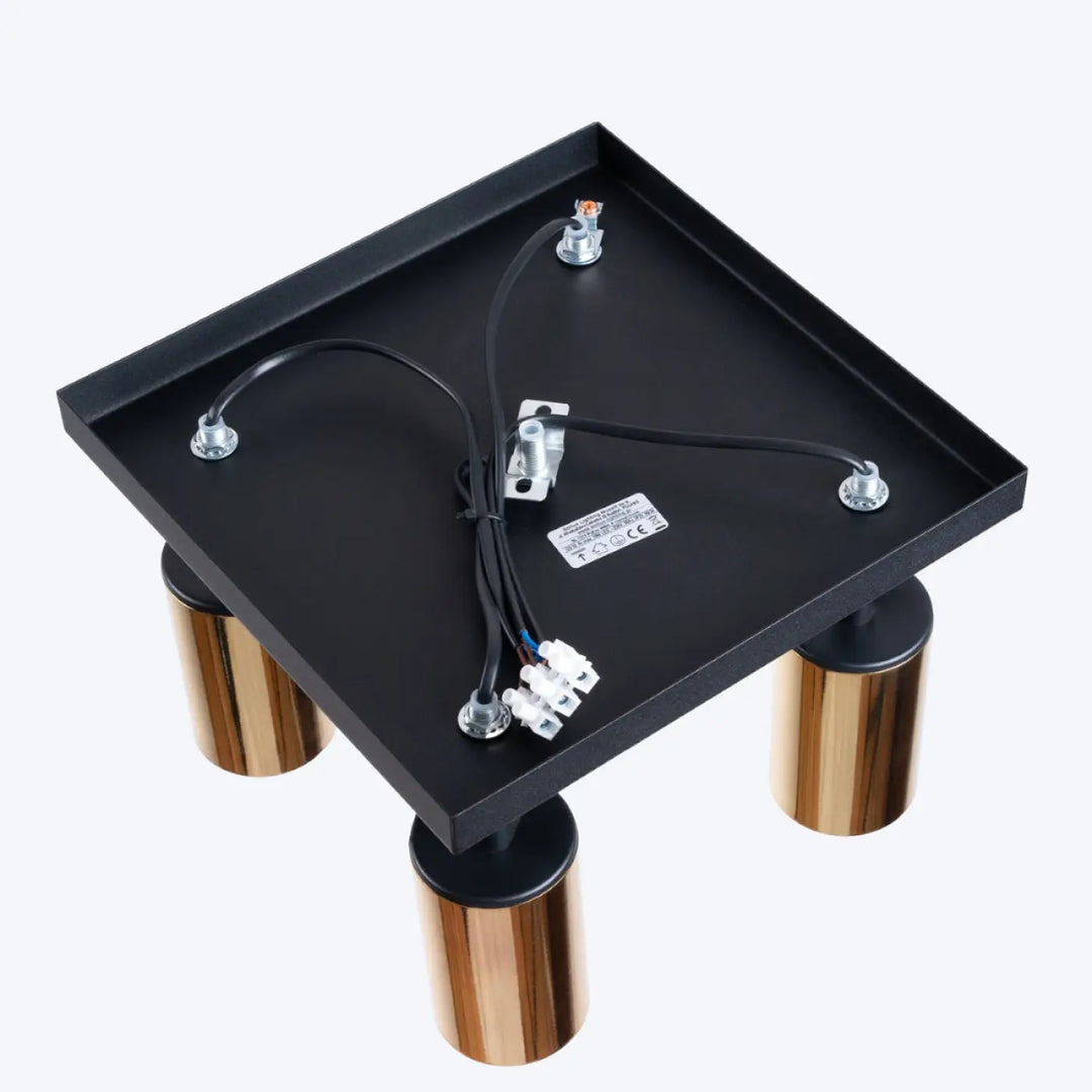 Plafonnier winx noir avec quatre bases cylindriques en cuivre lampe winx allie design moderne et élégance