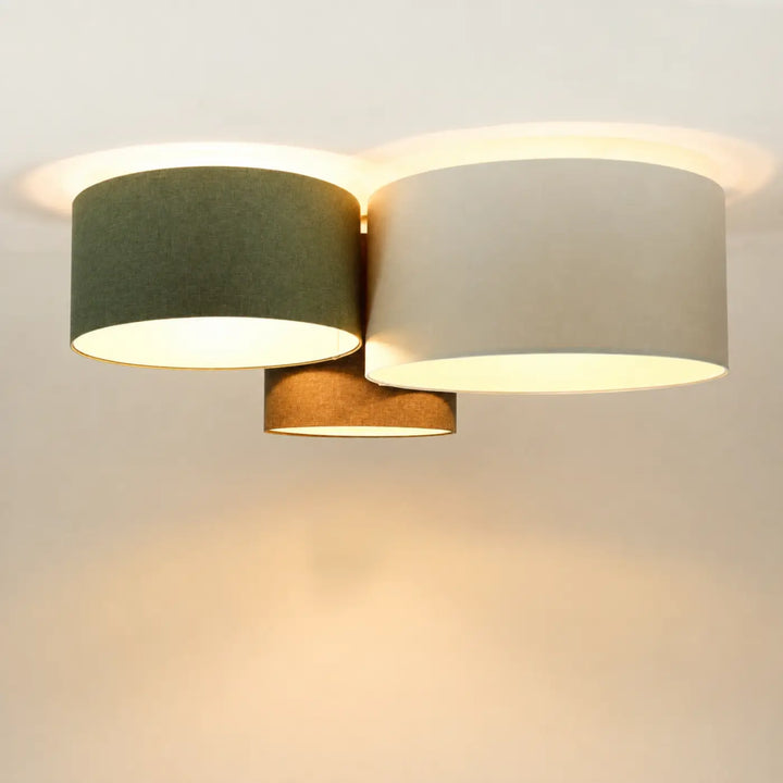 Luminaire plafonnier trio boho elegant avec trois abat-jours cylindriques en tissu naturel marron gris vert gris crème
