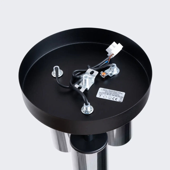 Plafonnier winx 3p noir avec structure circulaire noire, pieds cylindriques chrome et câblage visible pour lampe winx allie