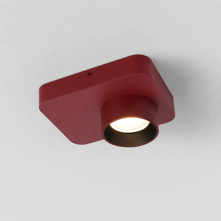 Luminaire plafonnier axio style contemporain en rouge mat avec diffuseur orientable et lumière chaude intégrée