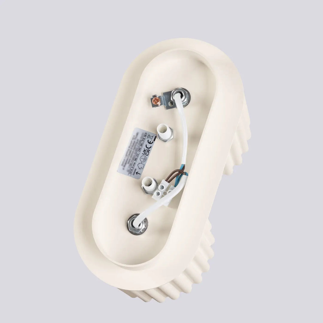 Luminaire plafonnier aura 2 beige avec forme unique inspirée, finition crème ovale texturée et câblage interne visible