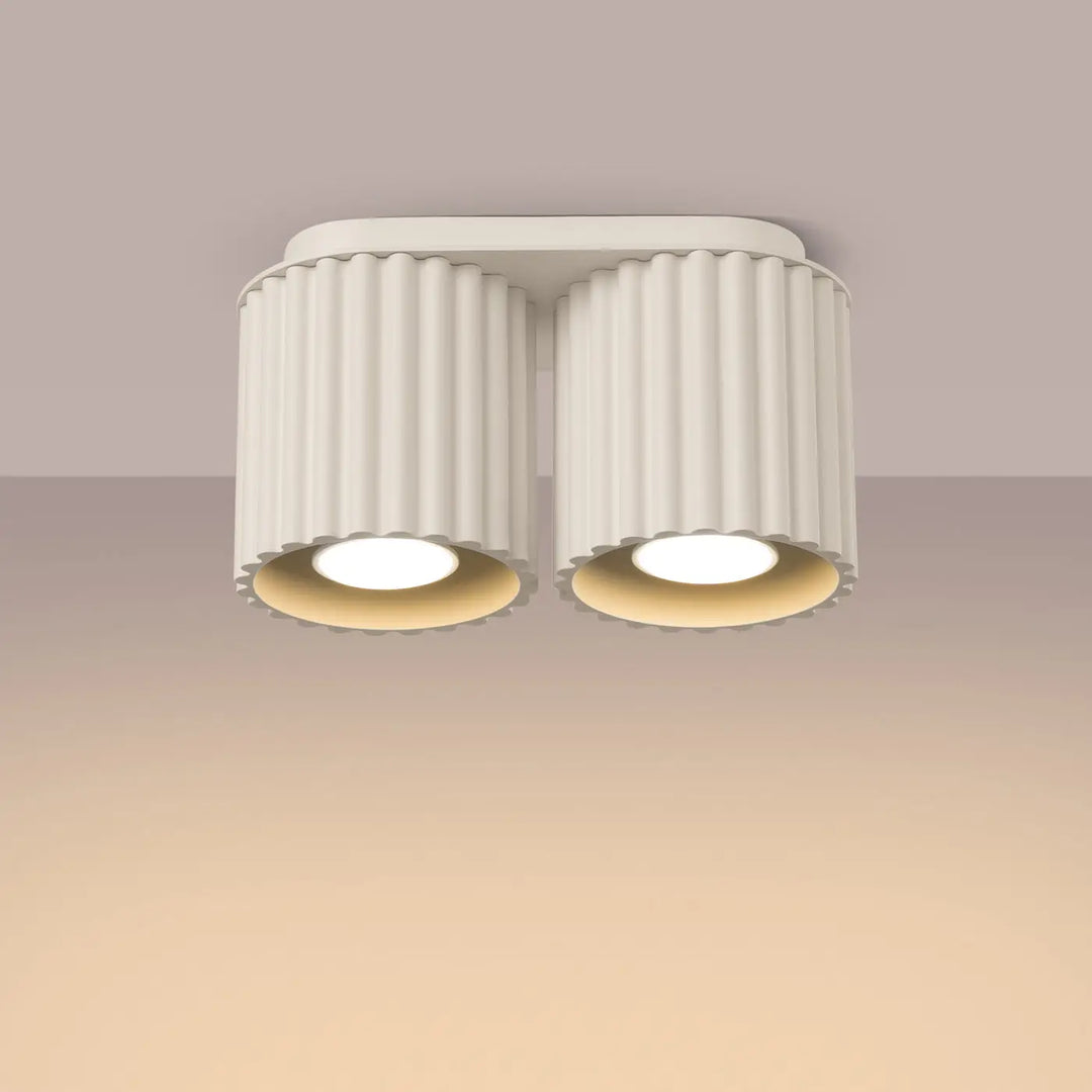 Luminaire plafonnier aura 2 beige avec forme unique inspirée à double lumière cylindrique cannelée et accents chaleureux