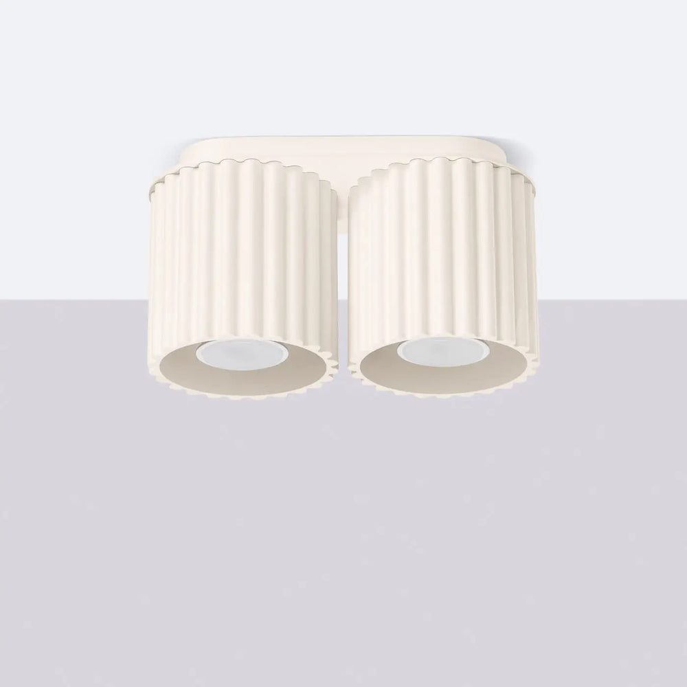 Luminaire plafonnier aura 2 beige avec forme unique inspirée, double lumière, finition crème côtelée et design moderne