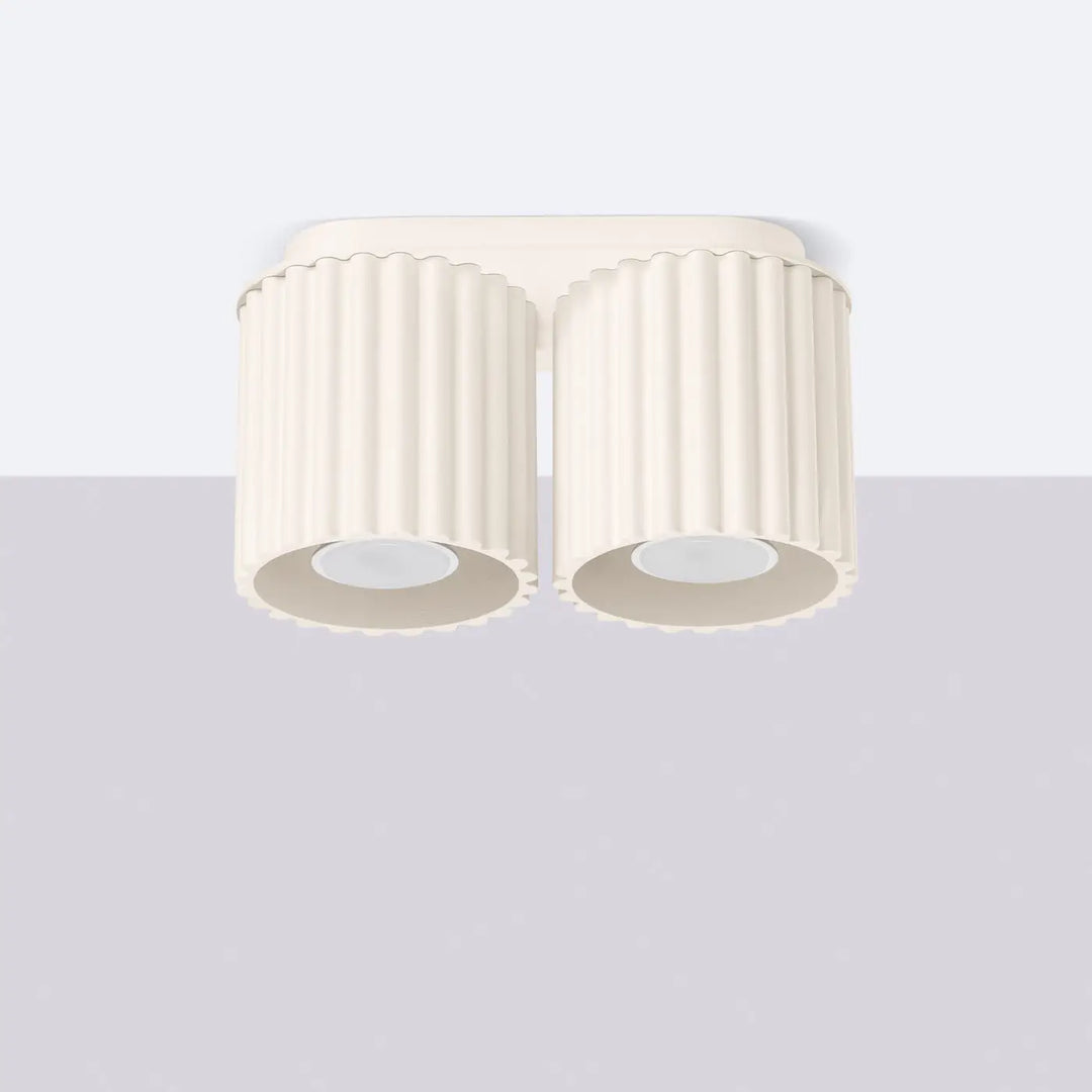 Luminaire plafonnier aura 2 beige avec forme unique inspirée, double lumière, finition crème côtelée et design moderne