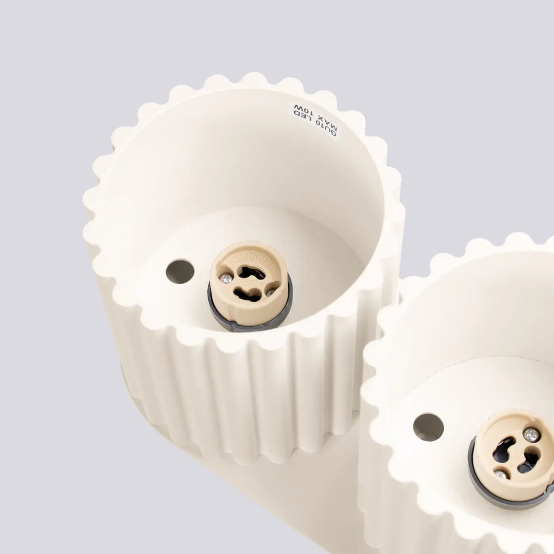 Luminaire plafonnier aura 2 beige avec douille en céramique blanche à forme unique inspirée et bords festonnés