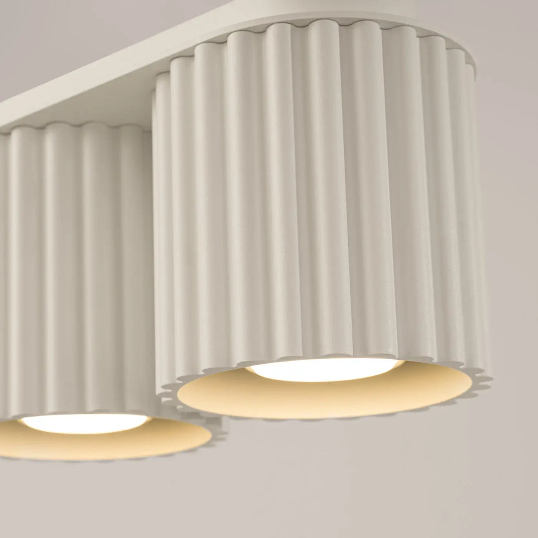 Luminaire plafonnier aura 2 beige avec forme unique inspirée en blanc cannelé et base circulaire dorée chaleureuse