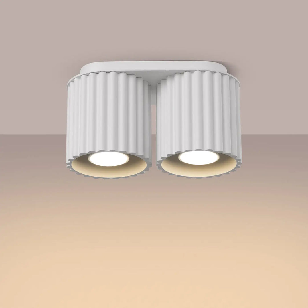 Luminaire plafonnier aura 2 blanc avec forme unique inspirée et abat-jour cylindrique cannelé aux accents chauds