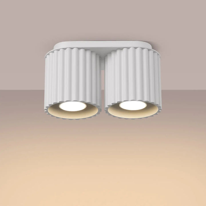Luminaire plafonnier aura 2 blanc avec forme unique inspirée et abat-jour cylindrique cannelé aux accents chauds