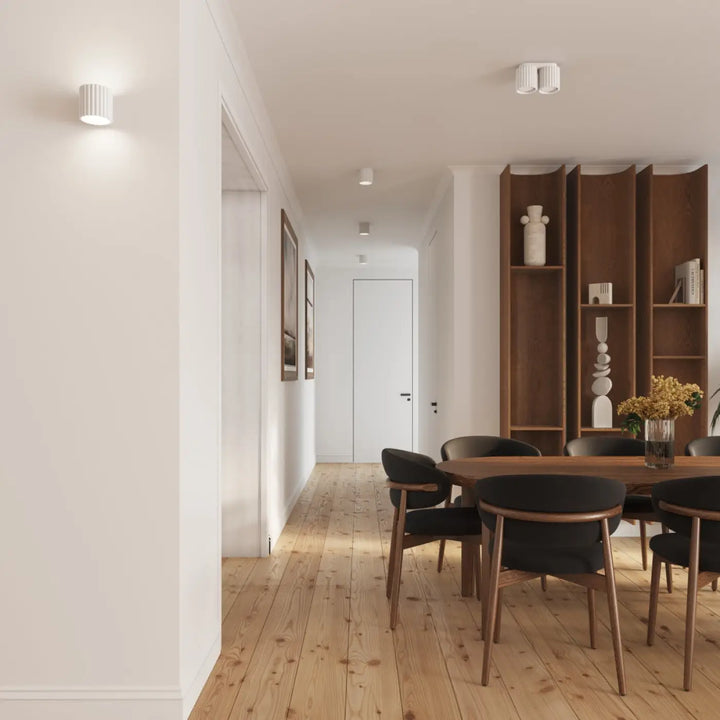Luminaire plafonnier aura 2 blanc avec chaises de salle à manger gris foncé en tissu et jambes en bois forme unique inspirée