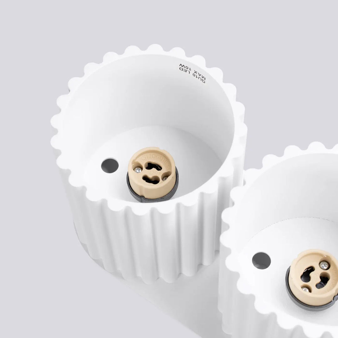 Luminaire plafonnier aura 2 blanc avec forme unique inspirée en céramique blanche rainurée et base métal noir