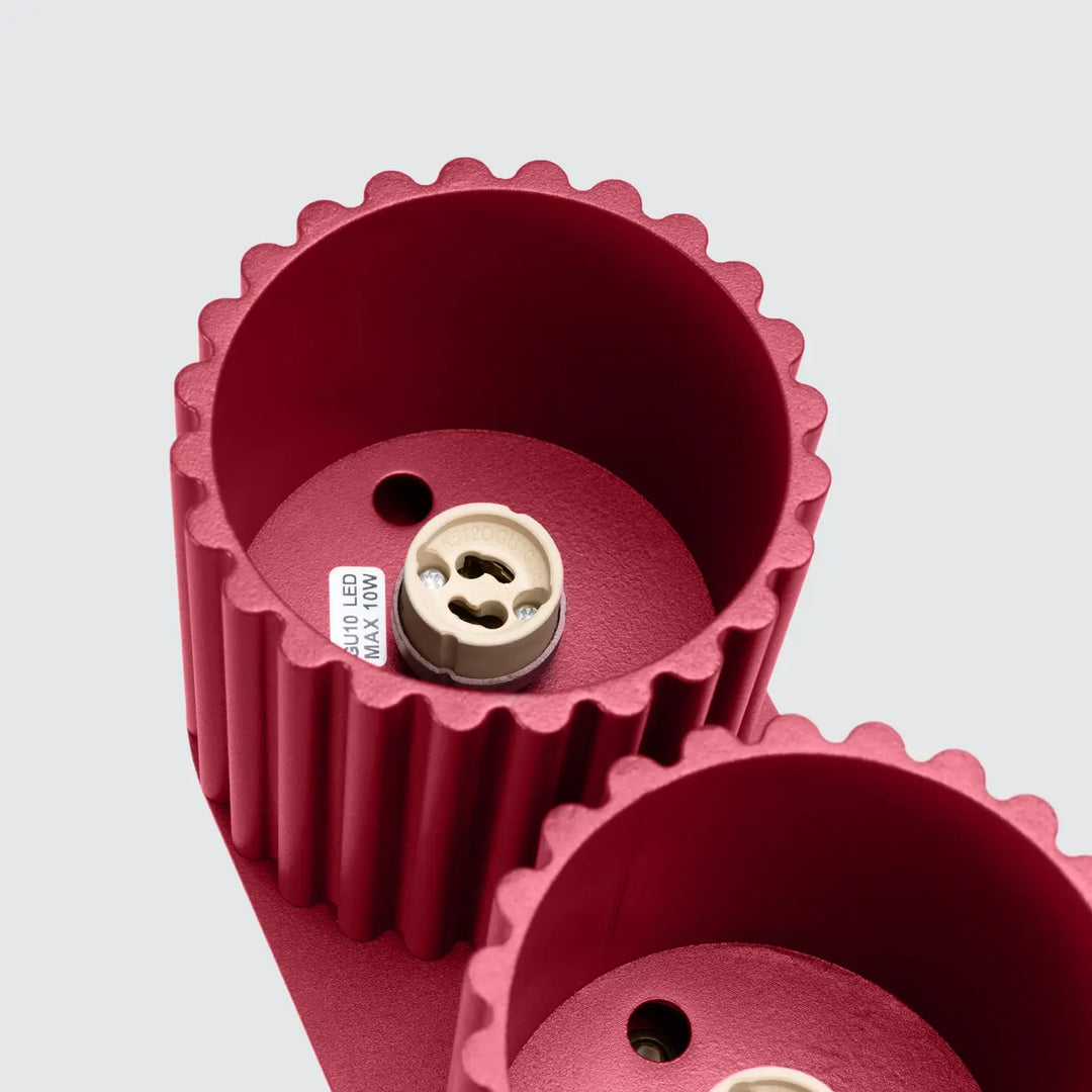 Luminaire plafonnier aura 2 bordeaux en aluminium rouge texturé avec forme unique inspirée et douille e27 centrale