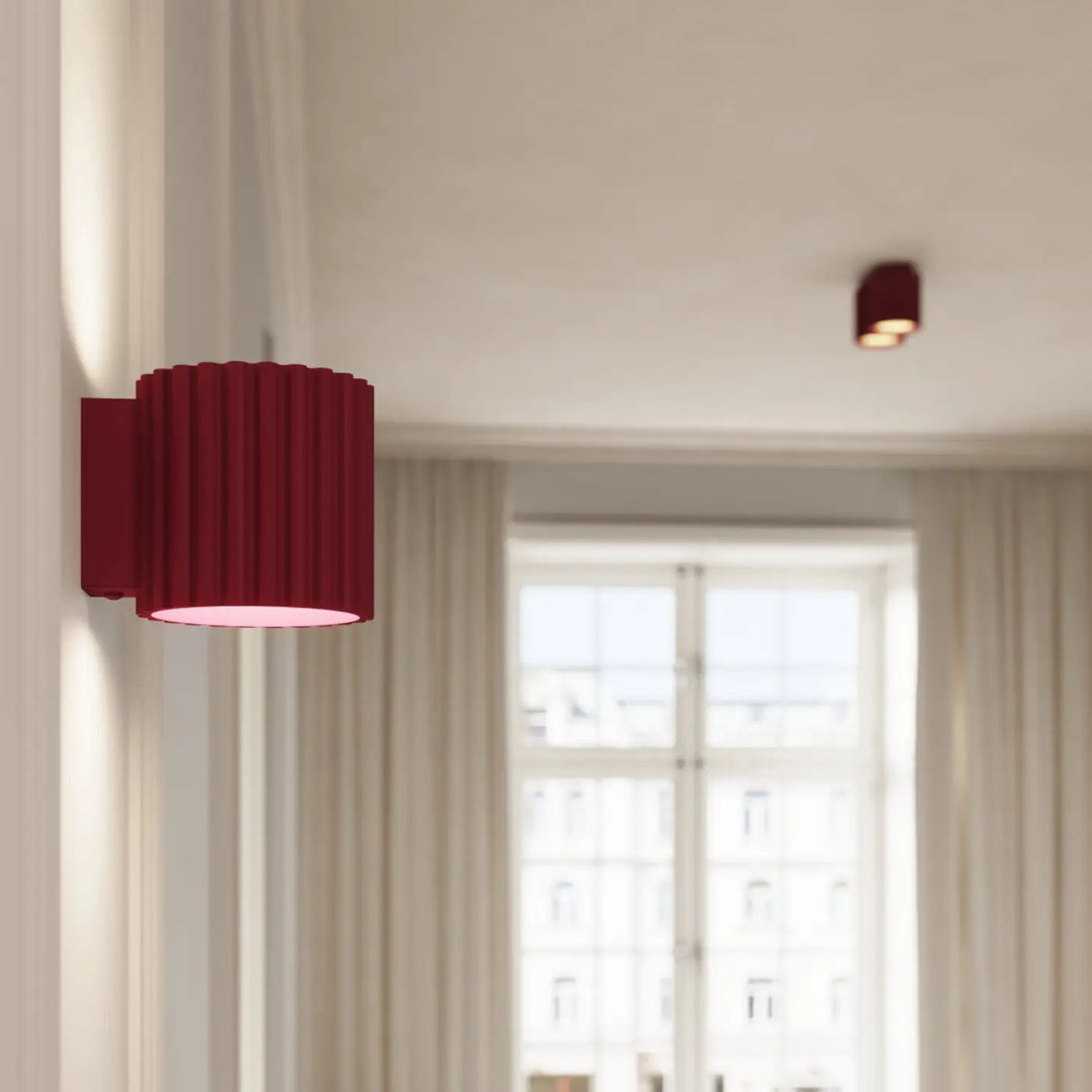 Luminaire plafonnier aura 2 bordeaux forme unique inspirée avec design cannelé cylindrique rouge profond et lumière intérieure chaude