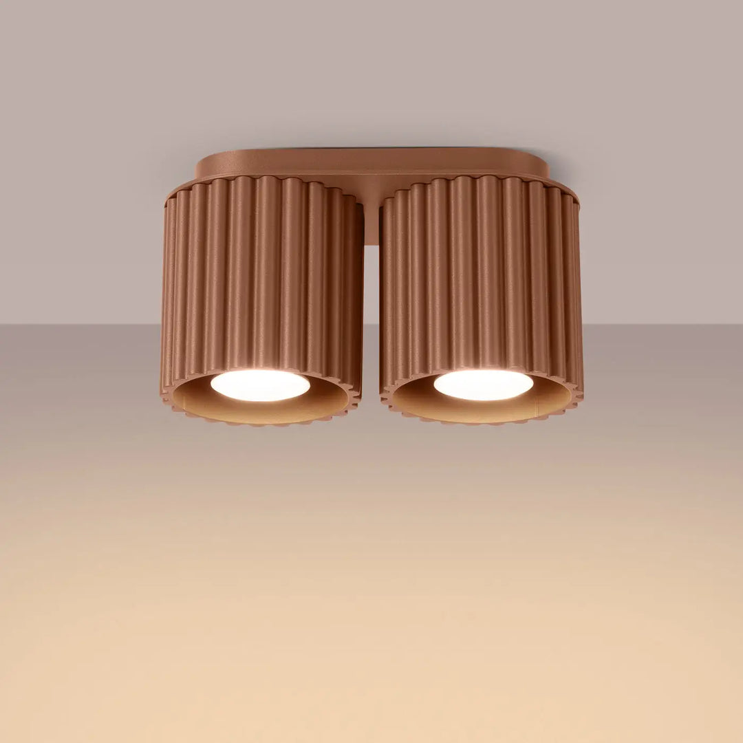 Luminaire plafonnier aura 2 moka en cuivre avec deux abat-jours cylindriques cannelés et forme unique inspirée
