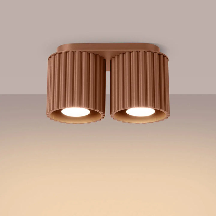 Luminaire plafonnier aura 2 moka en cuivre avec deux abat-jours cylindriques cannelés et forme unique inspirée