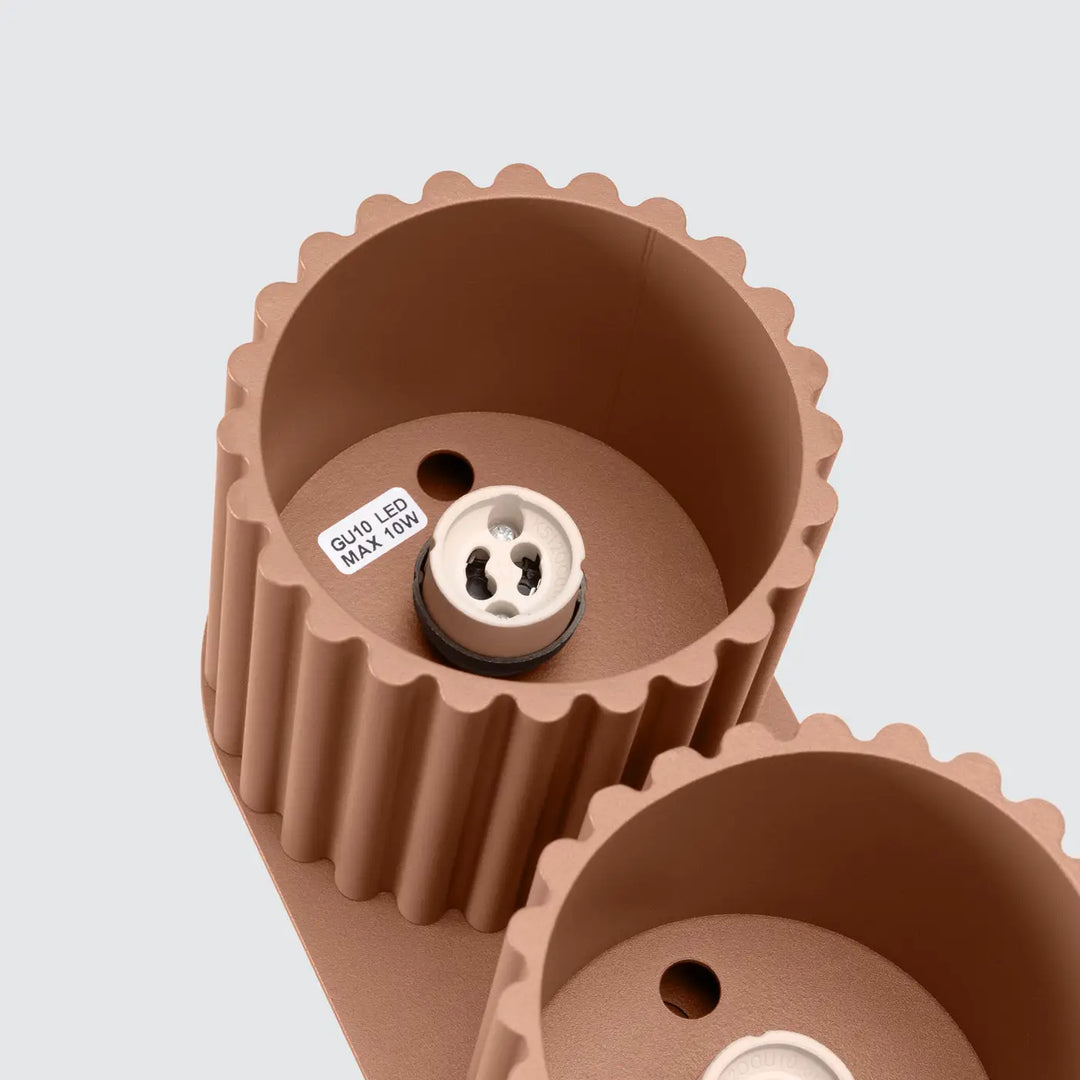 Luminaire plafonnier aura 2 moka en céramique terracotta nervurée avec douille gu10 led et forme unique inspirée