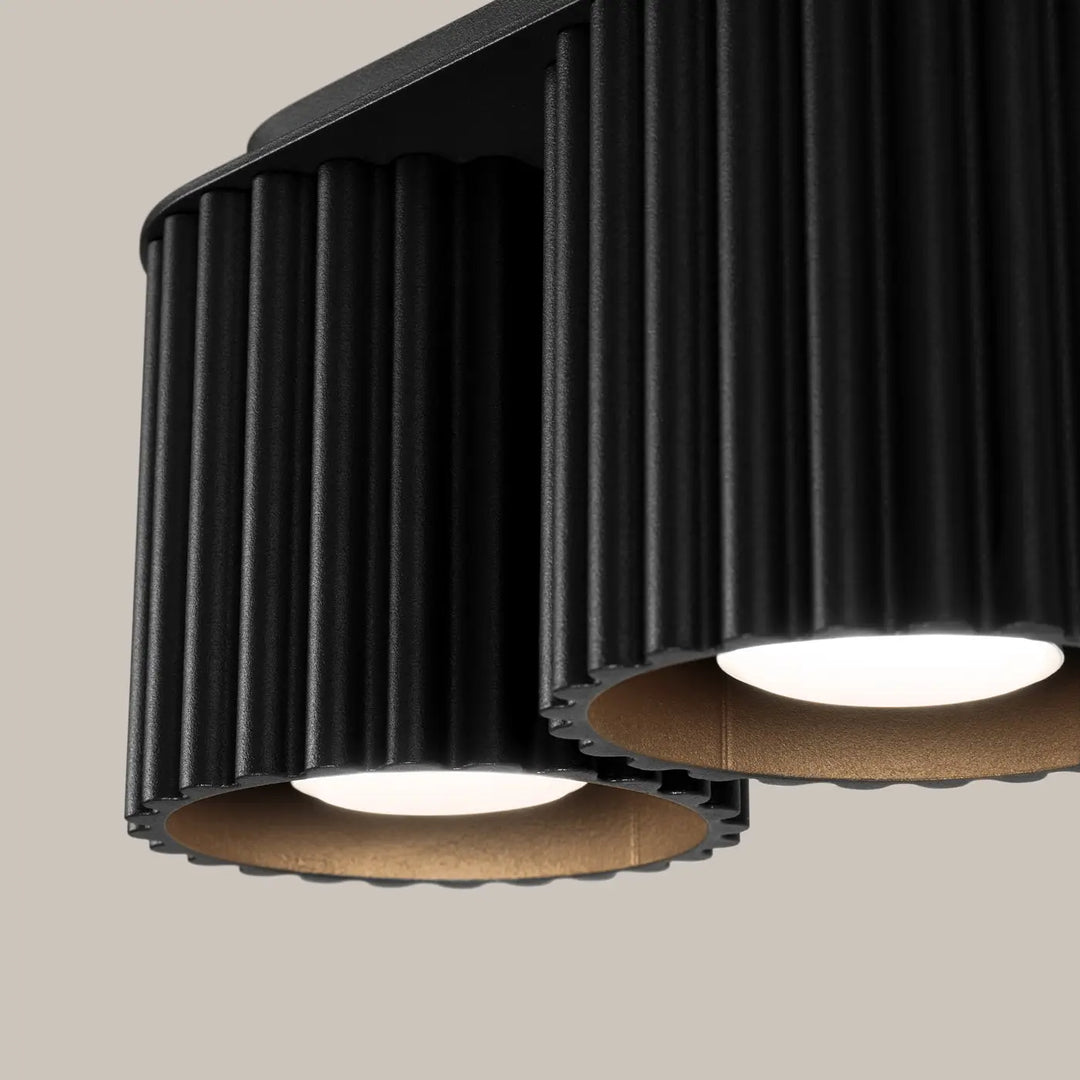 Luminaire plafonnier aura 2 noir en métal nervuré avec forme unique inspirée et ampoules circulaires aux tons chauds