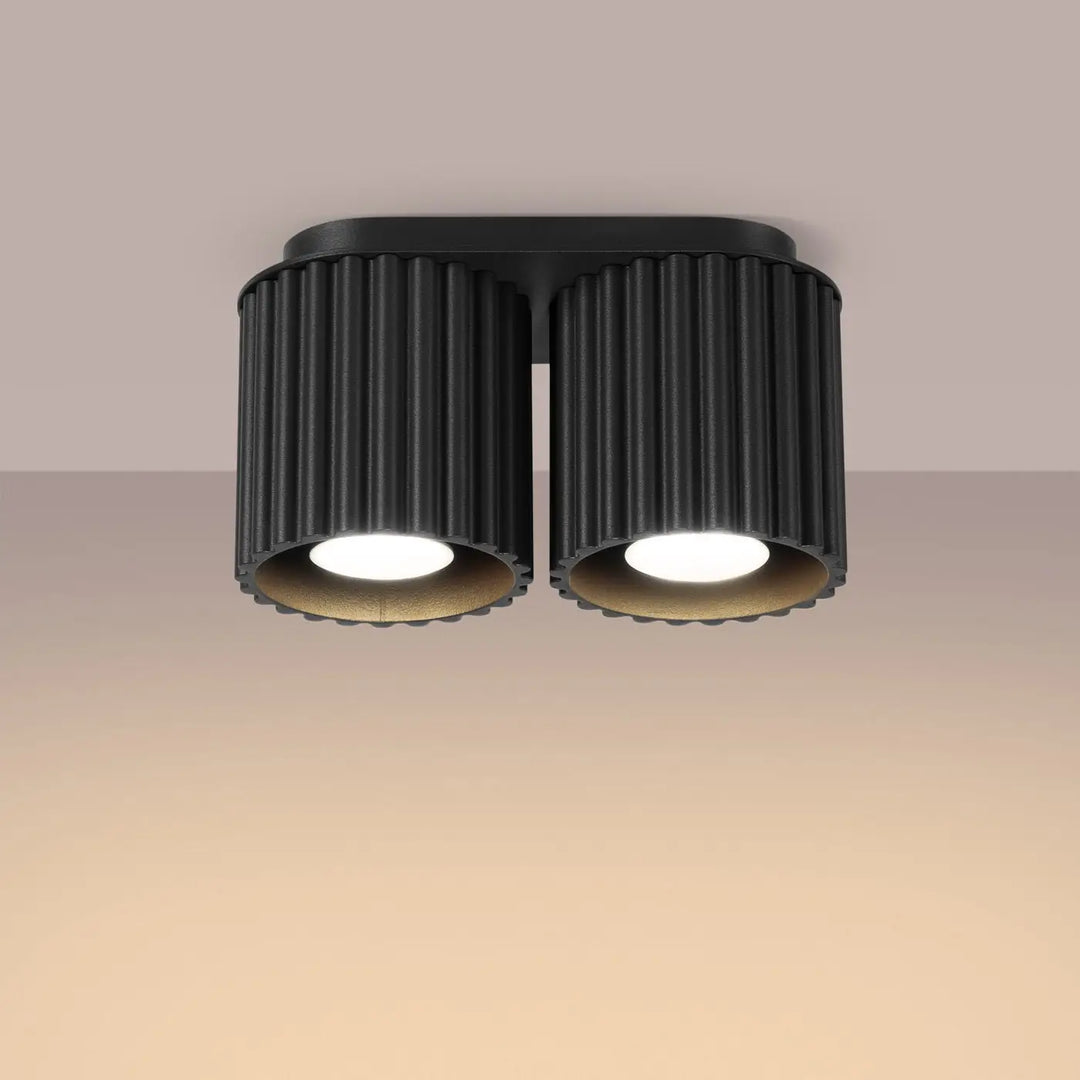 Luminaire plafonnier aura 2 noir avec deux têtes encastrées et forme unique inspirée à abat-jours cylindriques cannelés et lumière chaude