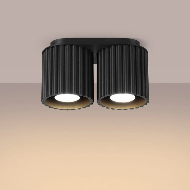 Luminaire plafonnier aura 2 noir avec deux têtes encastrées et forme unique inspirée à abat-jours cylindriques cannelés et lumière chaude