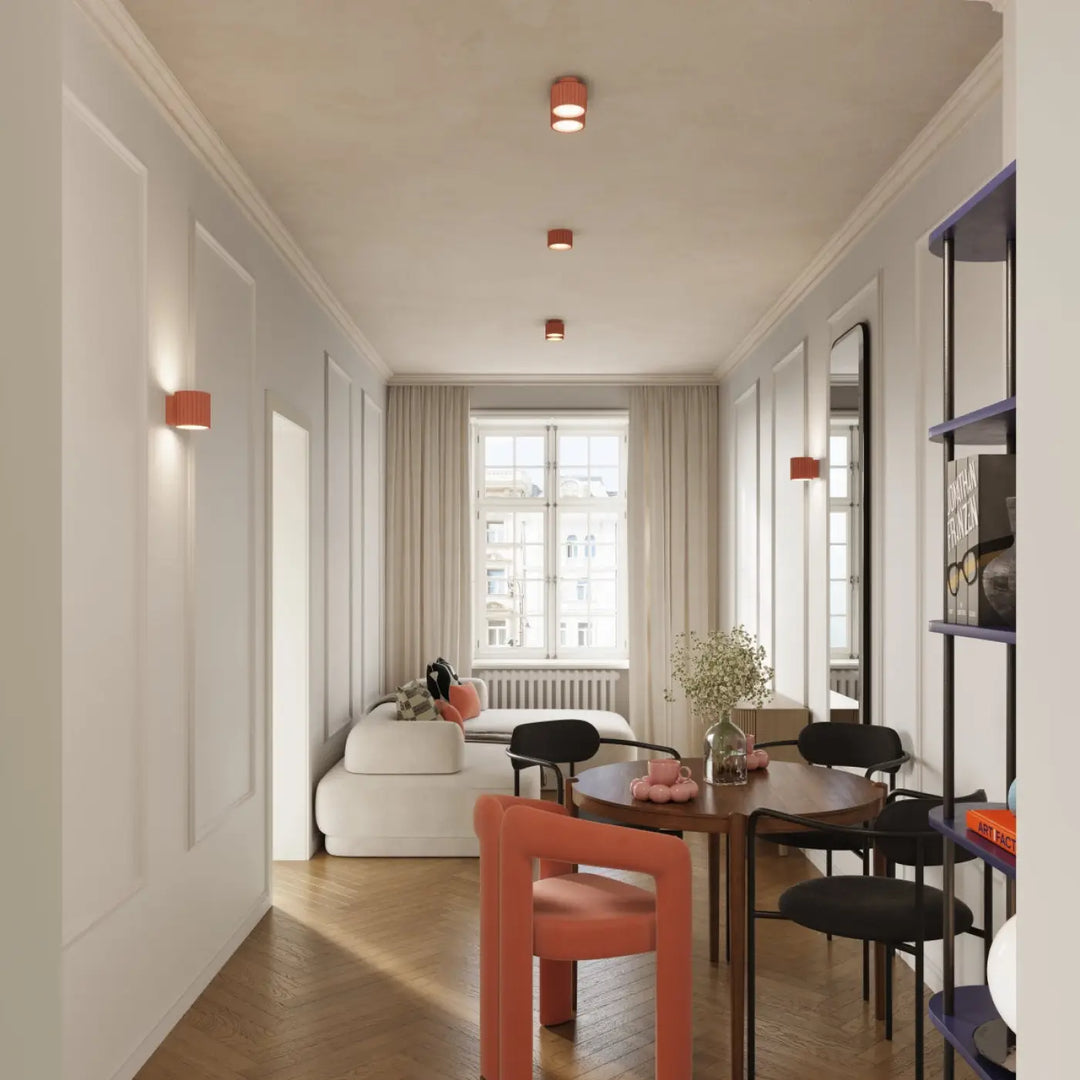 Luminaire plafonnier aura 2 peach avec forme unique inspirée, au-dessus d’une table à manger ronde en bois foncé