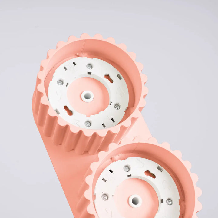 Luminaire plafonnier aura 2 en plastique rose pastel forme unique inspirée avec plaques de fixation blanches circulaires